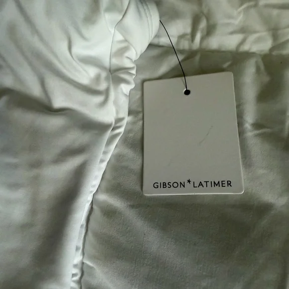 Gibson Latimer White One-Piece with Subtle Black Tag Detail - Picture 5 of 7